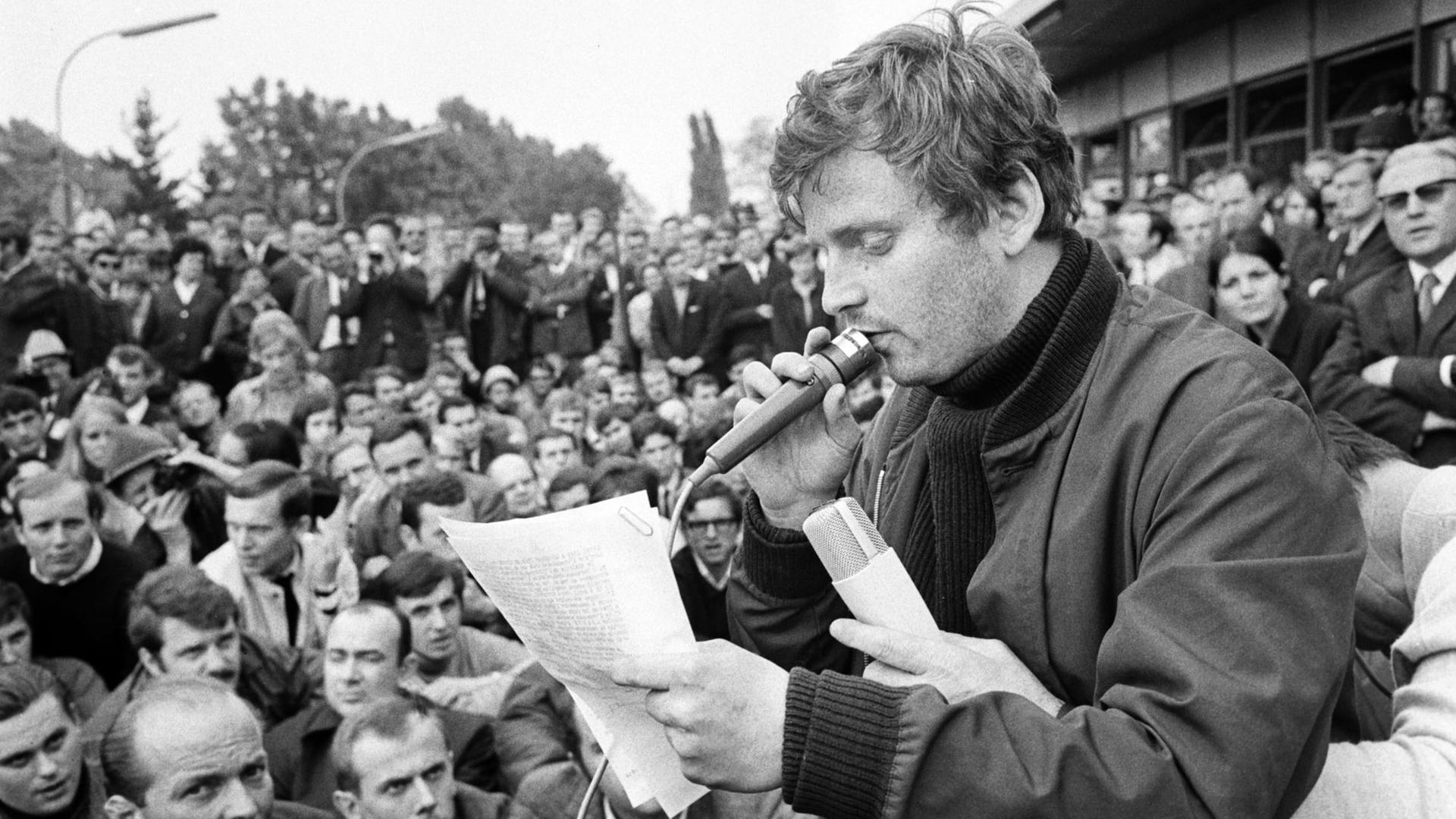 Daniel Cohn-Bendit gibt eine Erklärung ab. Der Versuch des Studentenführer Daniel Cohn-Bendit, am 24.05.1968 trotz eines Einreiseverbots über den Grenzübergang "Goldene Bremm" bei Saarbrücken nach Frankreich zurückzukehren, ist gescheitert. Die französischen Behörden haben Cohn-Bendit nach tumultartigen Verhandlungen zurückgewiesen. | Verwendung weltweit Daniel Cohn-Bendit gibt eine Erklärung ab. Der Versuch des Studentenführer Daniel Cohn-Bendit, am 24.05.1968 trotz eines Einreiseverbots über den Grenzübergang "Goldene Bremm" bei Saarbrücken nach Frankreich zurückzukehren, ist gescheitert. Die französischen Behörden haben Cohn-Bendit nach tumultartigen Verhandlungen zurückgewiesen. | Verwendung weltweit