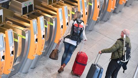 Flugreisende stehen im Terminal 1 des Flughafens von Frankfurt am Main vor Lufthansa Check-in-Terminals. Der Streik hat die Airline zur Absage von rund 876 Flügen gezwungen.