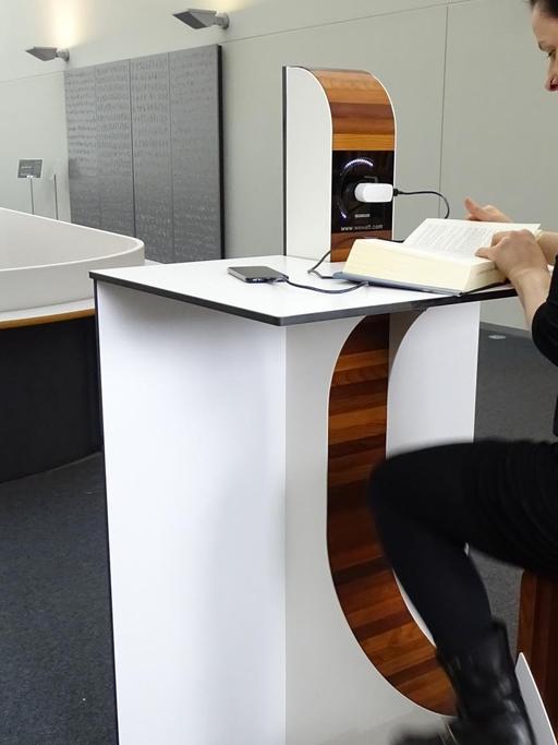 Eine Frau sitzt auf dem Fahrradergometer in der Philologischen Bibliothek der FU Berlin.
