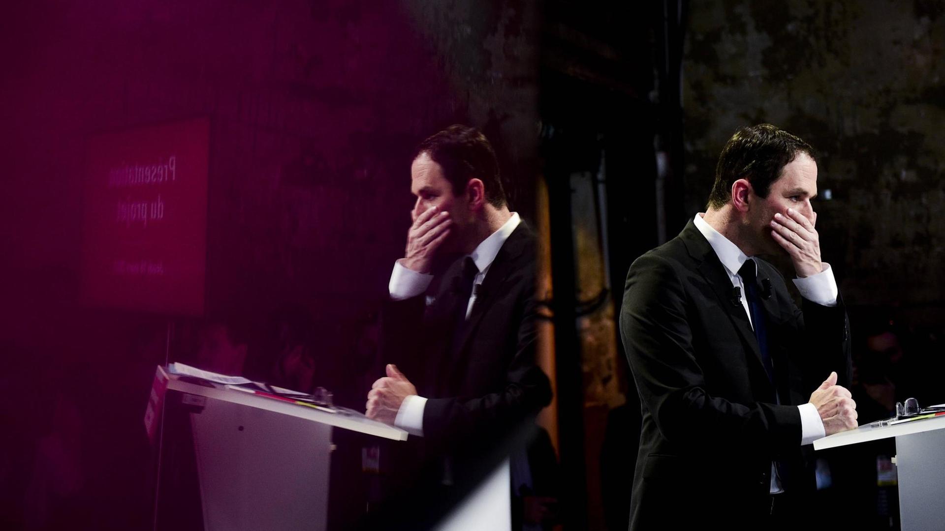 Dem Spitzenkandidaten der Sozialistischen Partei Frankreichs, Benoit Hamon, kündigen Parteifreunde in Scharen die Loyalität. Dem Spitzenkandidaten der Sozialistischen Partei Frankreichs, Benoit Hamon, kündigen Parteifreunde in Scharen die Loyalität.
