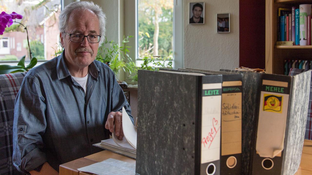 Der Lehrer Udo Lammers aus Moomerland bei Leer war in den 80er-Jahren wegen des Radikalenerlasses vom Berufsverbot betroffen. Der Lehrer Udo Lammers aus Moomerland bei Leer war in den 80er-Jahren wegen des Radikalenerlasses vom Berufsverbot betroffen.