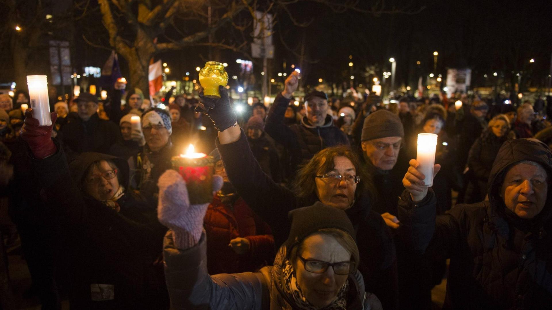 Menschen demonstrieren am 14. Dezember 2017 in Krakau gegen die umstrittene Justizreform der PiS-Regierung. Menschen demonstrieren am 14. Dezember 2017 in Krakau gegen die umstrittene Justizreform der PiS-Regierung.