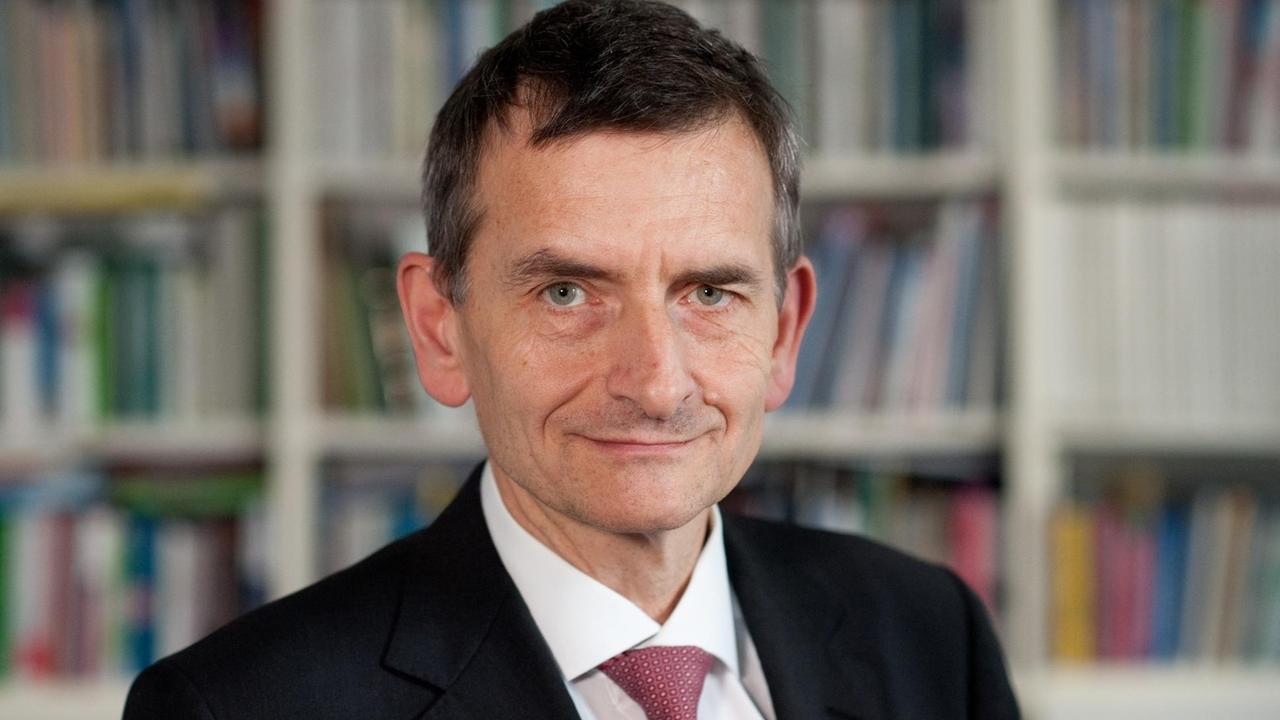 Der Direktor der Stiftung Wissenschaft und Politik (SWP), Volker Perthes, posiert am 30.09.2015 in Berlin. Der Direktor der Stiftung Wissenschaft und Politik (SWP), Volker Perthes, posiert am 30.09.2015 in Berlin.