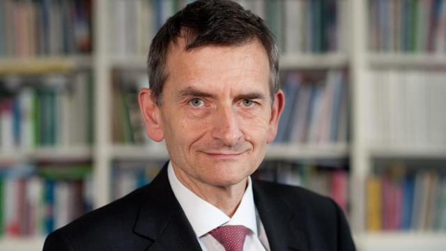 Der Direktor der Stiftung Wissenschaft und Politik (SWP), Volker Perthes, posiert am 30.09.2015 in Berlin.