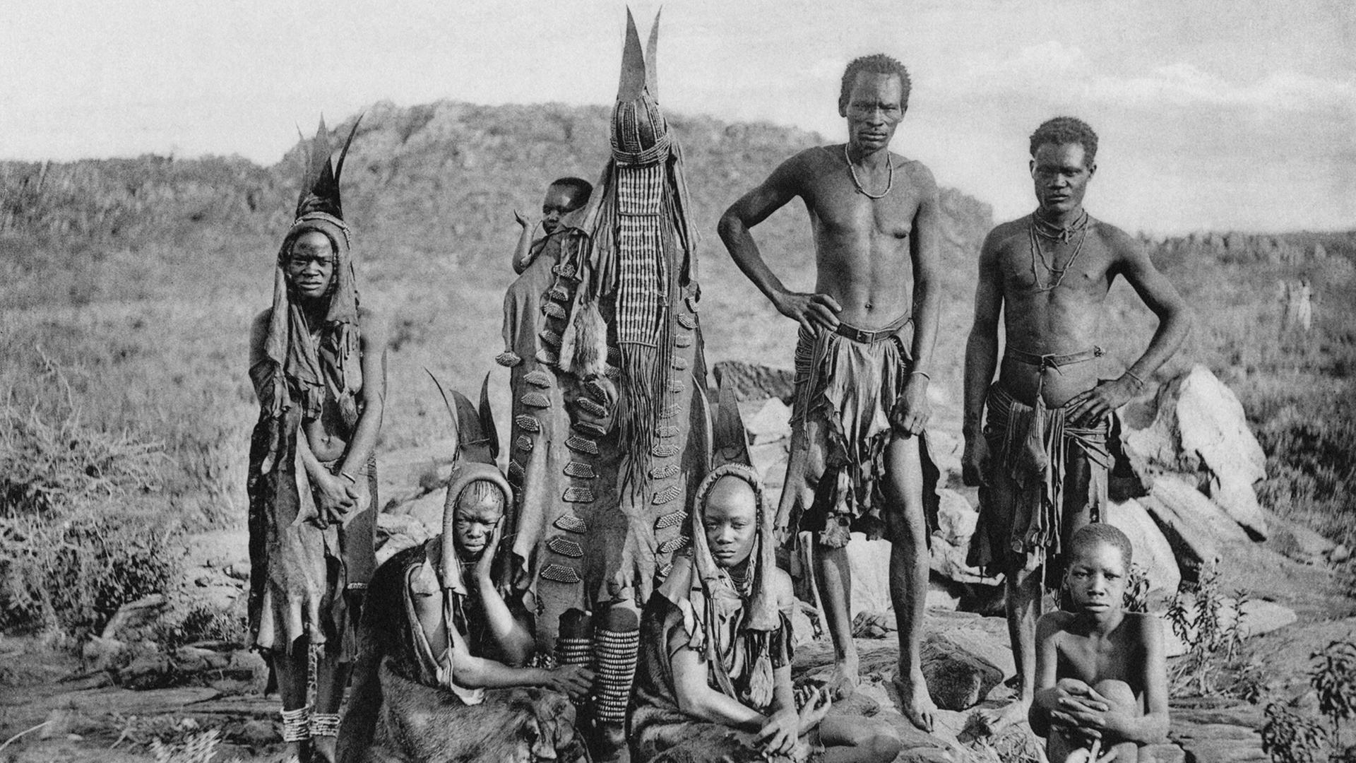 Zu sehen ist ein Schwarzweiß-Foto einer Herero-Familie, wie es scheint.
