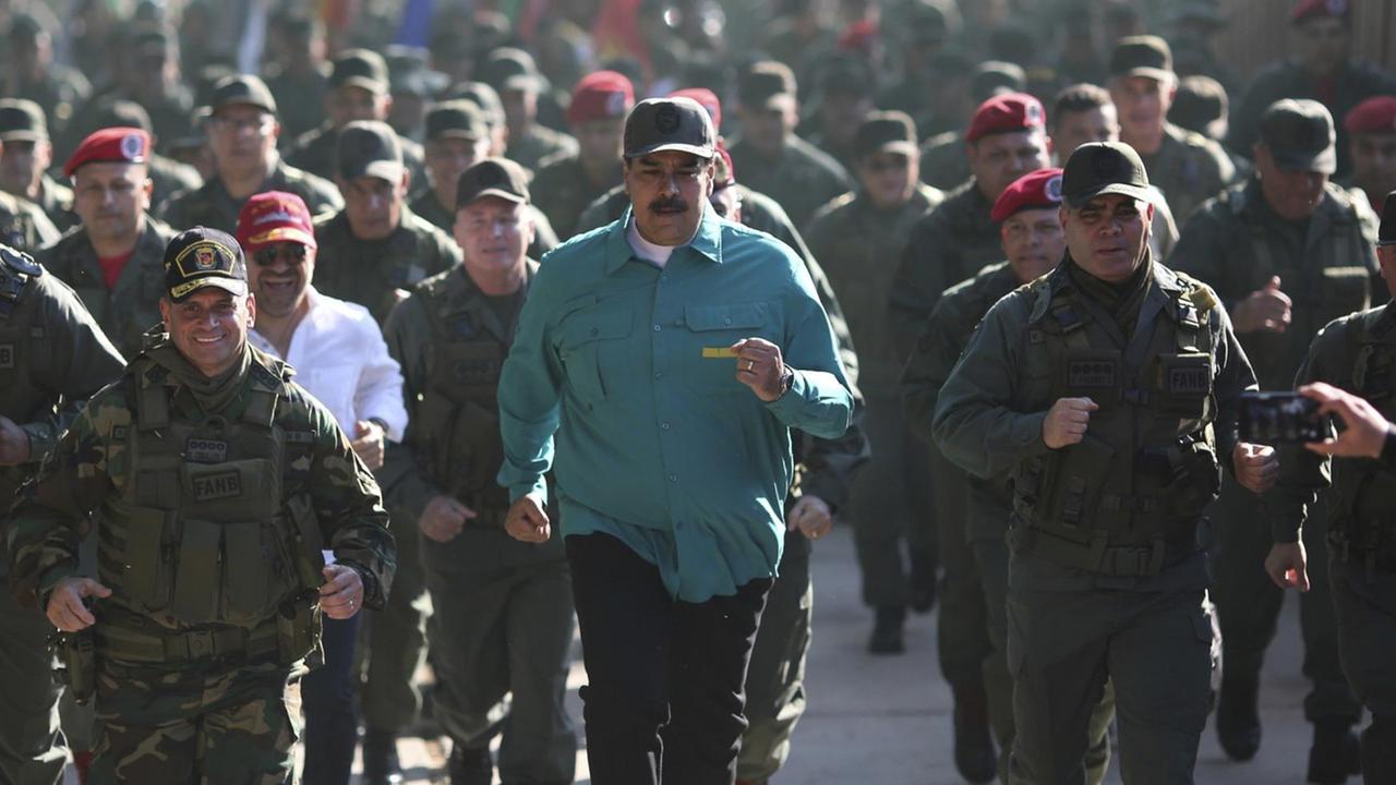 In dem vom venezuelanischen Präsidentenpalast veröffentlichten Foto joggt Präsident Maduro gemeinsam mit dem Verteidigungsminister und Soldaten.