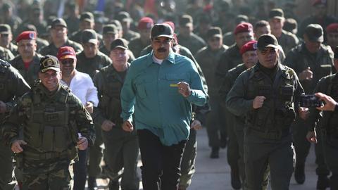 In dem vom venezuelanischen Präsidentenpalast veröffentlichten Foto joggt Präsident Maduro gemeinsam mit dem Verteidigungsminister und Soldaten.