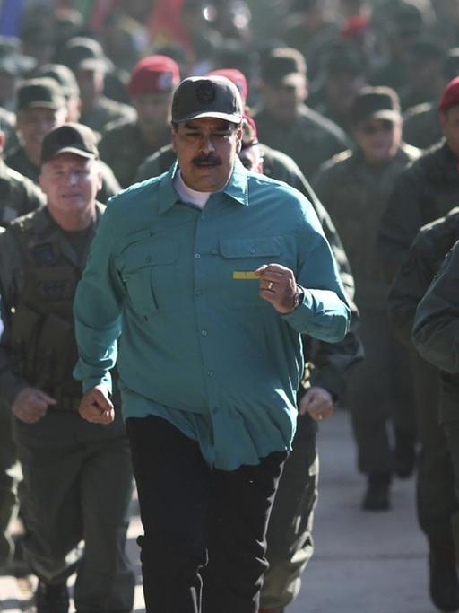 In dem vom venezuelanischen Präsidentenpalast veröffentlichten Foto joggt Präsident Maduro gemeinsam mit dem Verteidigungsminister und Soldaten.