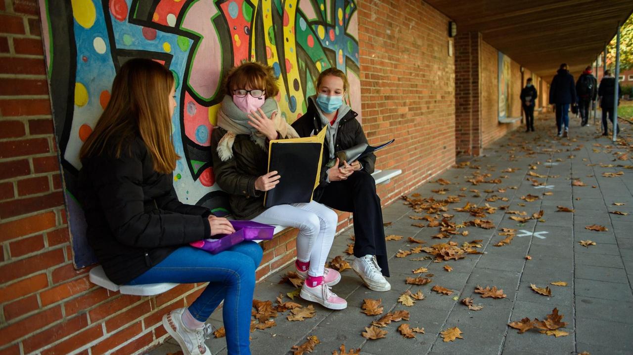 Kinder mit Maske auf dem Schulhof Kinder mit Maske auf dem Schulhof