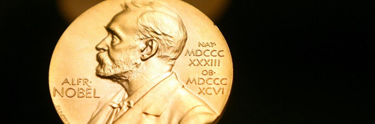 Schweden, Stockholm: Eine Medaille mit dem Konterfei von Alfred Nobel ist im Nobel Museum zu sehen. Schweden, Stockholm: Eine Medaille mit dem Konterfei von Alfred Nobel ist im Nobel Museum zu sehen.
