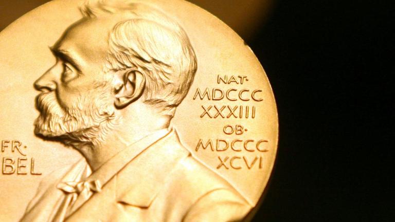 Schweden, Stockholm: Eine Medaille mit dem Konterfei von Alfred Nobel ist im Nobel Museum zu sehen. Foto: Kay Nietfeld / dpa