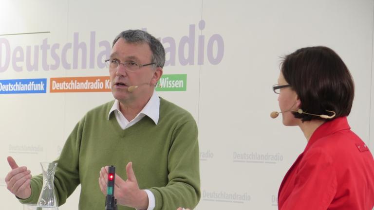 Der Nahost-Experte Michael Lüders (links) im Gespräch mit Monika Dittrich am Deutschlandradio-Stand auf der Leipziger Buchmesse Der Nahost-Experte Michael Lüders (links) im Gespräch mit Monika Dittrich am Deutschlandradio-Stand auf der Leipziger Buchmesse