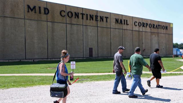 Mitarbeiter der Mid Continent Nail Corporation verlassen nach der Arbeit das Fabrikgebäude