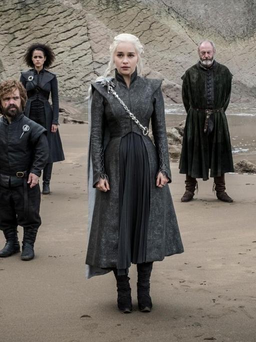 Sechs Charaktere aus "Game of Thrones" stehen am Strand und schauen ernst