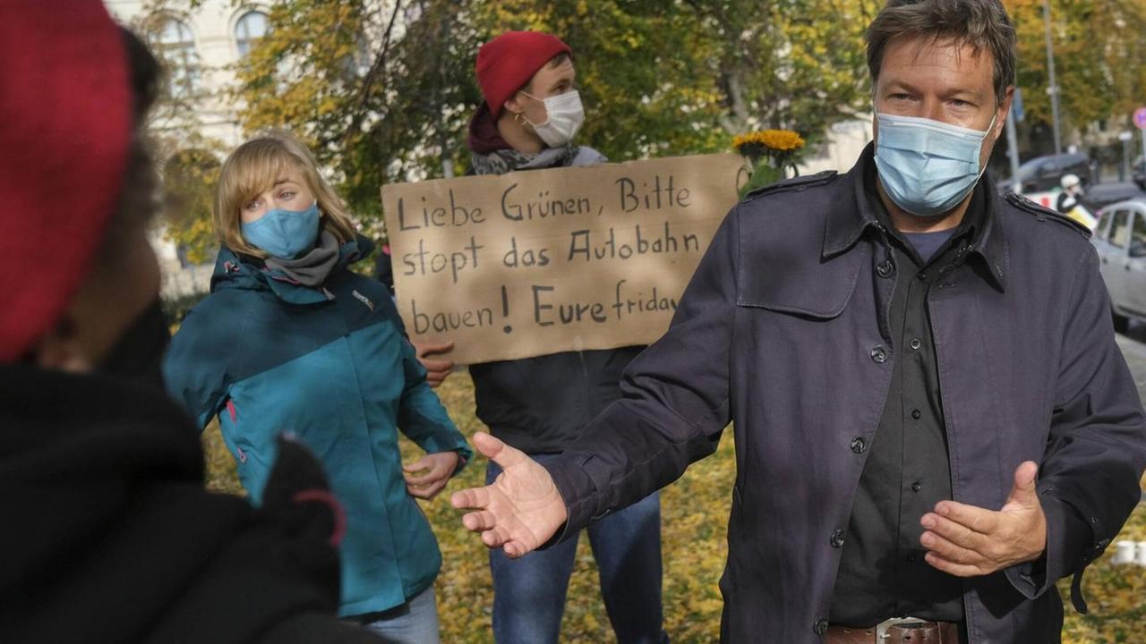 Grünen-Chef Robert Habeck diskutiert mit Demonstranten anlässlich der kurzzeitigen Besetzung der Parteizentrale der Grünen durch Umweltaktivisten in Berlin Grünen-Chef Robert Habeck diskutiert mit Demonstranten anlässlich der kurzzeitigen Besetzung der Parteizentrale der Grünen durch Umweltaktivisten in Berlin