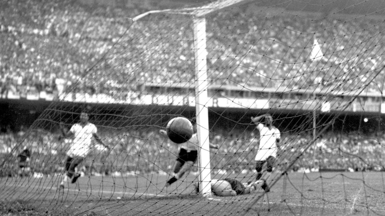 Uruguays Ghiggia erzielt im WM-Finale 1950 den 2:1-Siegtreffer gegen Brasilien. Uruguays Ghiggia erzielt im WM-Finale 1950 den 2:1-Siegtreffer gegen Brasilien.