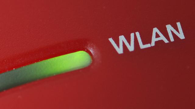 Eine Lampe leuchtet an einem WLAN-Router.