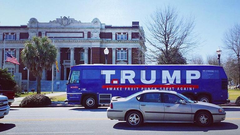 Der "T.RUMP"-Bus unterwegs durch Sout Carolina. Der "T.RUMP"-Bus unterwegs durch Sout Carolina.