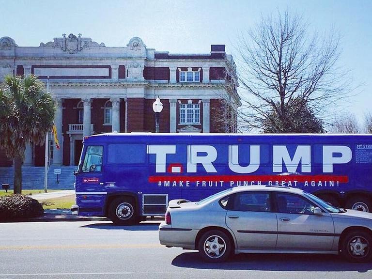 Der "T.RUMP"-Bus unterwegs durch Sout Carolina.