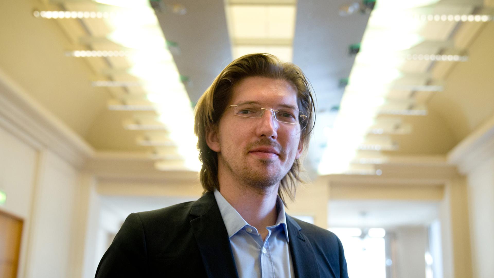 Der Vorsitzende des Untersuchungsausschusses des Berliner Abgeordnetenhauses zum Flughafen BER, Martin Delius (Piraten), blickt am 14.03.2014 im Abgeordnetenhaus in Berlin zu Beginn der Sitzung des Ausschusses in die Kamera des Fotografen. Foto: Kay Nietfeld/dpa Der Vorsitzende des Untersuchungsausschusses des Berliner Abgeordnetenhauses zum Flughafen BER, Martin Delius (Piraten), blickt am 14.03.2014 im Abgeordnetenhaus in Berlin zu Beginn der Sitzung des Ausschusses in die Kamera des Fotografen. Foto: Kay Nietfeld/dpa