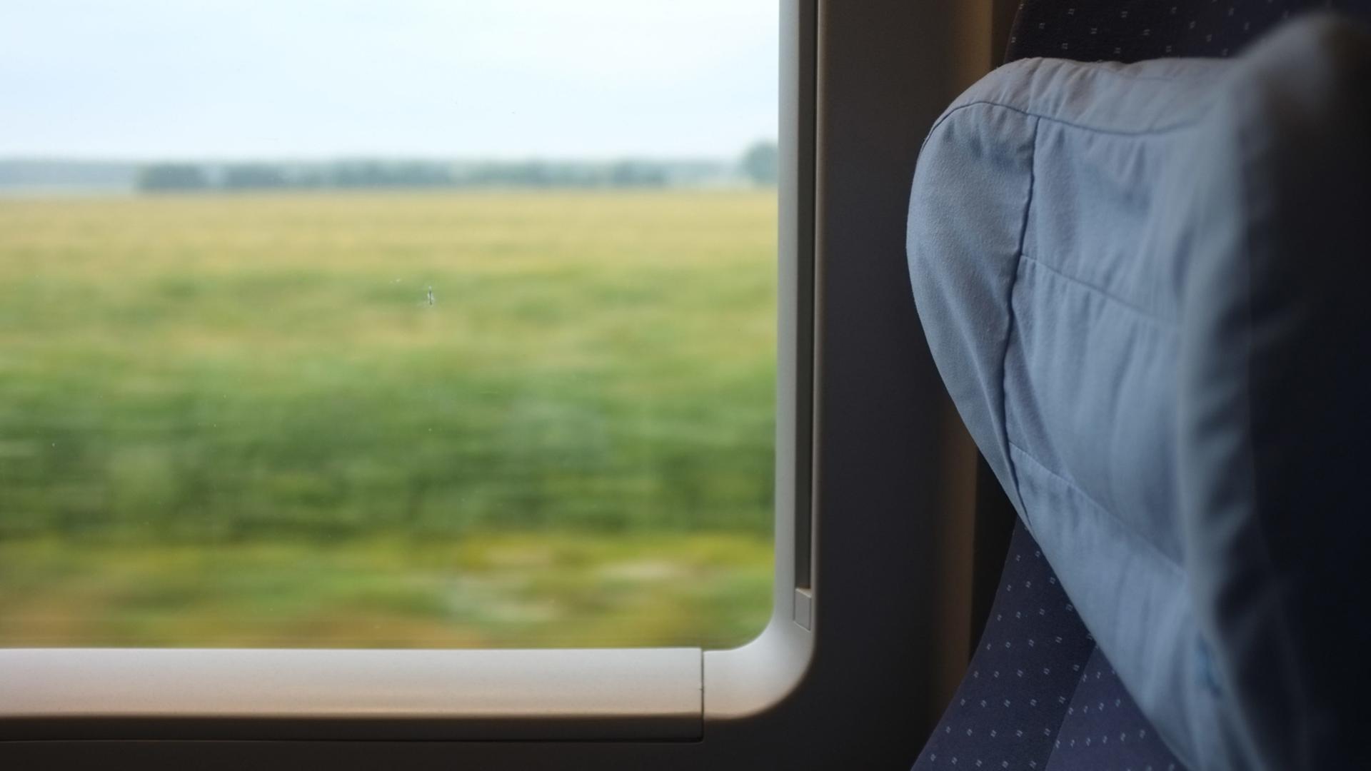 Viel Bewegung und viel Langeweile - der Blick aus ein Zugfenster aus ein Feld Viel Bewegung und viel Langeweile - der Blick aus ein Zugfenster aus ein Feld