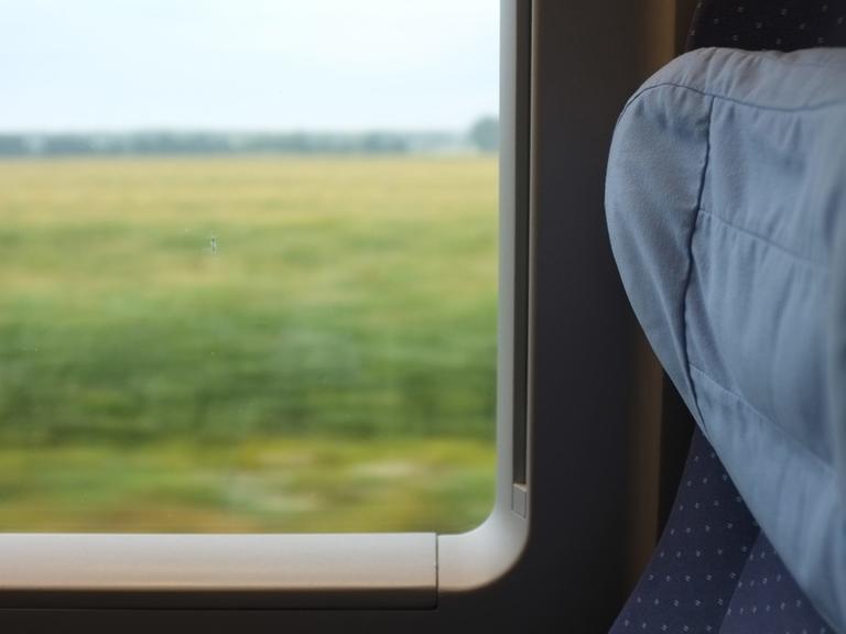 Viel Bewegung und viel Langeweile - der Blick aus ein Zugfenster aus ein Feld