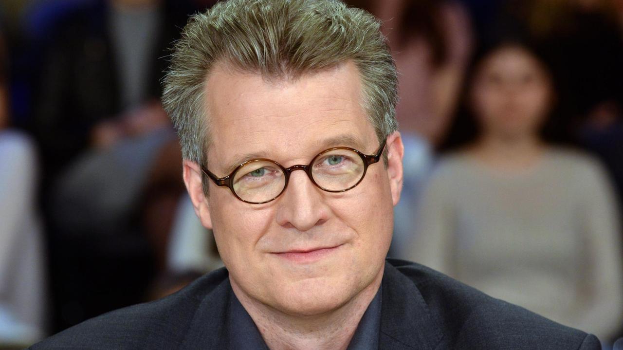 Philipp Blom, Historiker, schaut während einer TV-Sendung in die Kamera Philipp Blom, Historiker, schaut während einer TV-Sendung in die Kamera