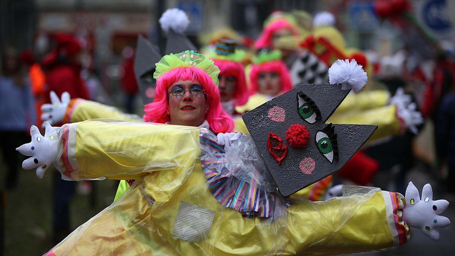 Karnevalisten kommen zum "Schull- un Veedelszoch". Der Umzug der Schulen und Stadtviertel gilt als ursprünglichster der Kölner Karnevalszüge.