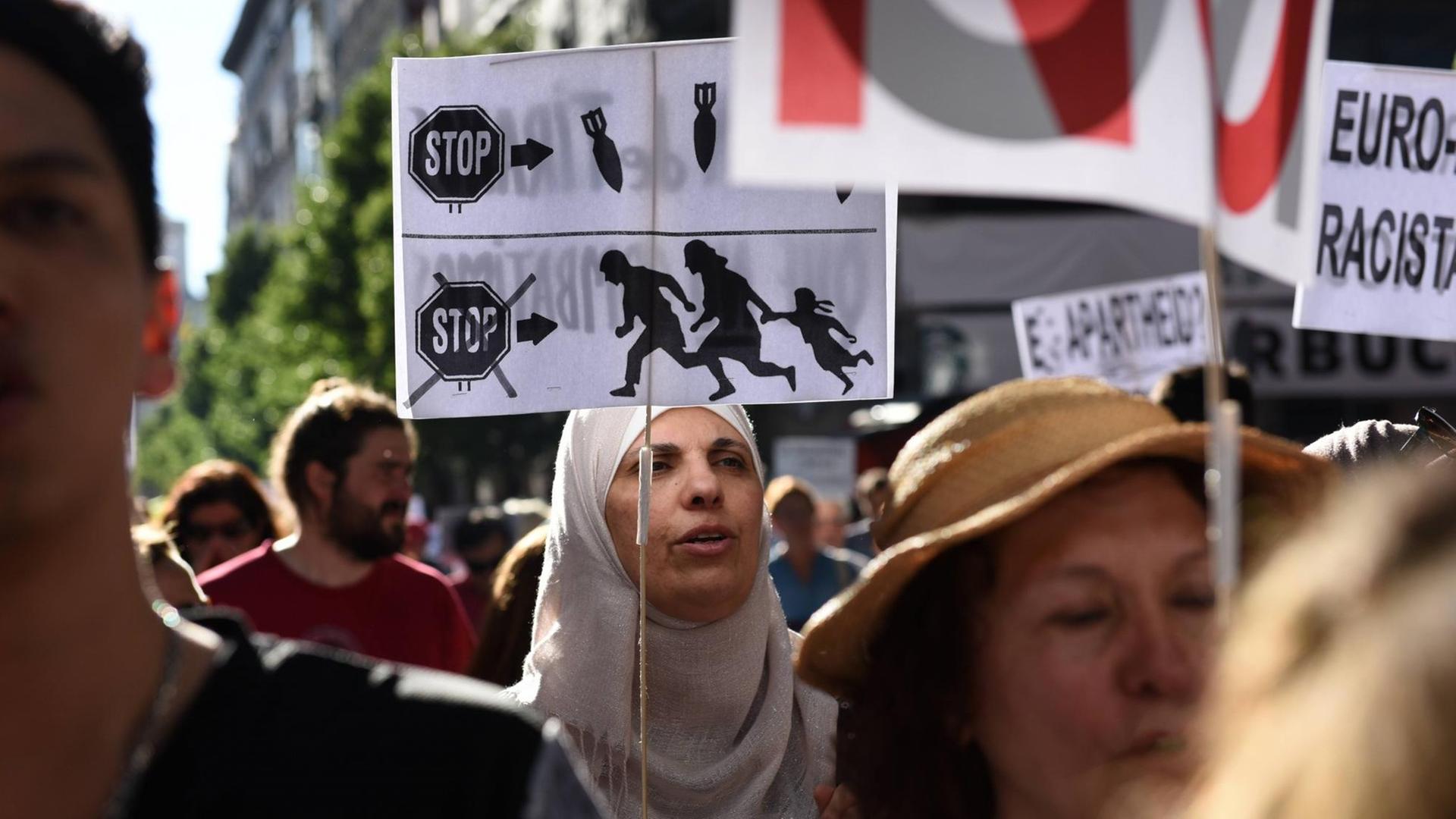 Am Weltflüchtlingstag demonstrierten in Madrid Spanier für eine humanere Flüchtlingspolitik ihrer Regierung Am Weltflüchtlingstag demonstrierten in Madrid Spanier für eine humanere Flüchtlingspolitik ihrer Regierung