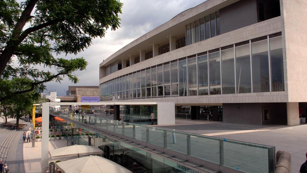 The multi-million pound refurbishment of the Royal Festival Hall was unveiled today (29.05.2007) after two years of work. This ambitious project has restored London's iconic Grade 1 listed building to its original modernistic glory. Foto: David Wimsett/UPPA/Photoshot +++(c) dpa - Report+++ | The multi-million pound refurbishment of the Royal Festival Hall was unveiled today (29.05.2007) after two years of work. This ambitious project has restored London's iconic Grade 1 listed building to its original modernistic glory. Foto: David Wimsett/UPPA/Photoshot +++(c) dpa - Report+++ |