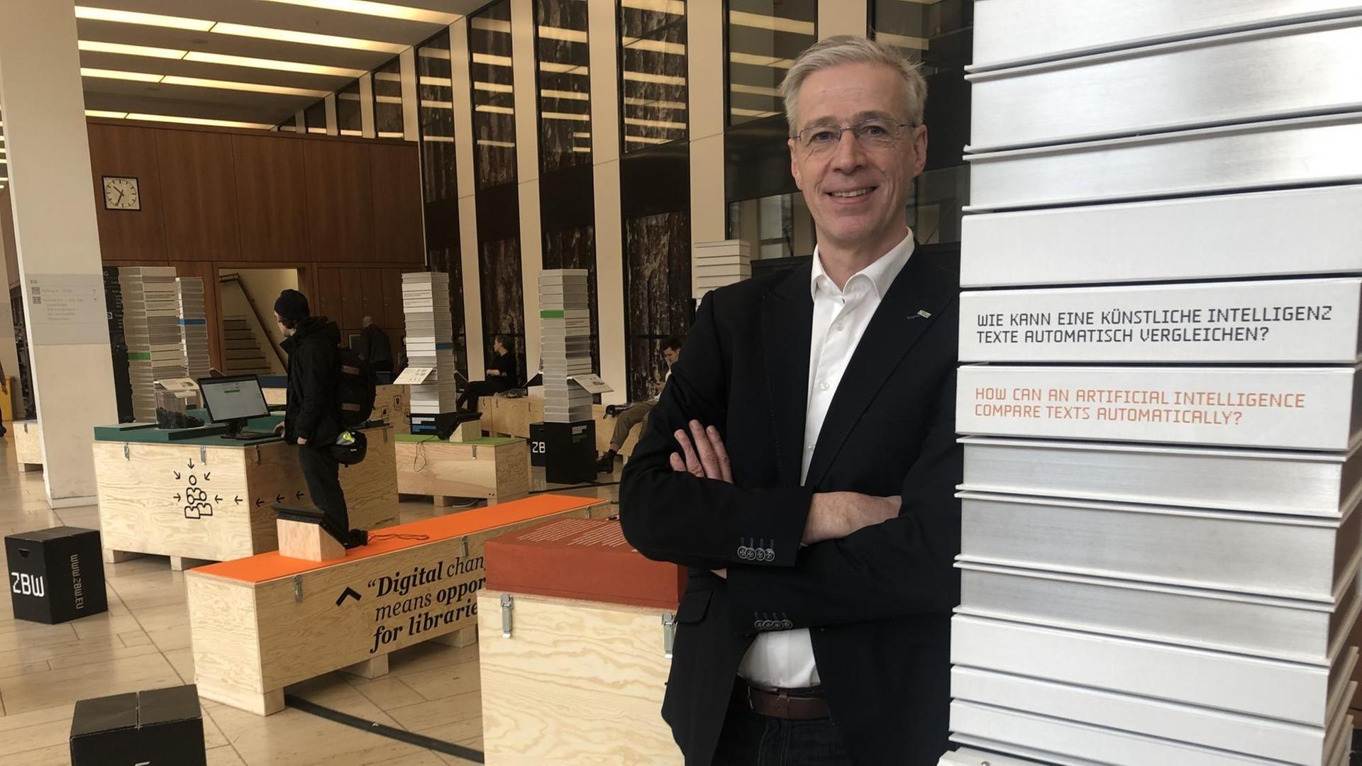 Klaus Tochtermann, der Direktor des Kieler Leibniz-Informationszentrum Wirtschaft vor der Open Science Ausstellung Klaus Tochtermann, der Direktor des Kieler Leibniz-Informationszentrum Wirtschaft vor der Open Science Ausstellung