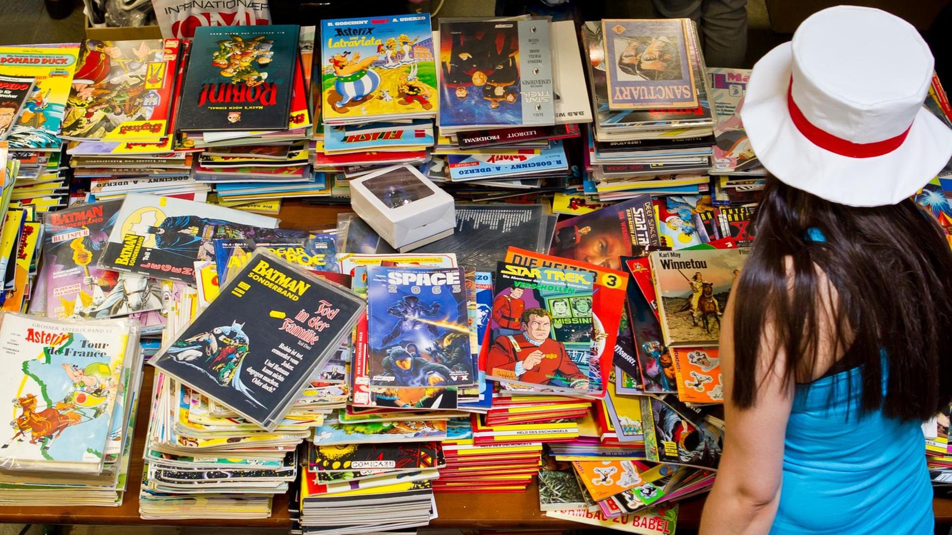 Zahlreiche Comics liegen in Erlangen beim Internationalen Comic-Salon zum Verkauf aus. Zahlreiche Comics liegen in Erlangen beim Internationalen Comic-Salon zum Verkauf aus.