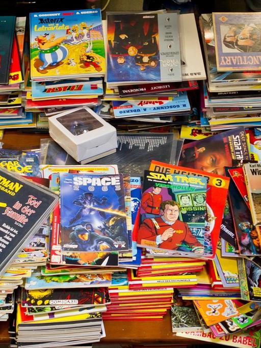 Zahlreiche Comics liegen in Erlangen beim Internationalen Comic-Salon zum Verkauf aus.