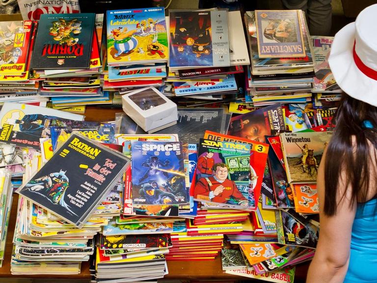 Zahlreiche Comics liegen in Erlangen beim Internationalen Comic-Salon zum Verkauf aus.