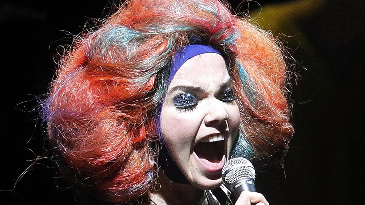 Björk singt am 31. März 2012 beim Festival of Alternative Music Lollapalooza in Santiago de Chile. Björk singt am 31. März 2012 beim Festival of Alternative Music Lollapalooza in Santiago de Chile.