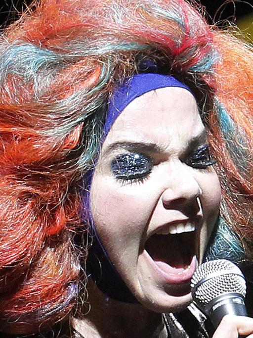 Björk singt am 31. März 2012 beim Festival of Alternative Music Lollapalooza in Santiago de Chile.