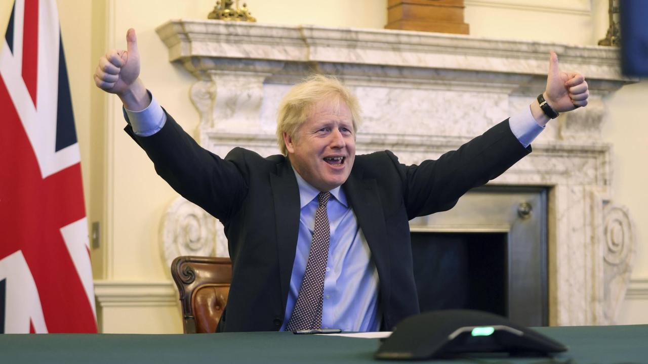 24. Dezember 2020 - der britische Premier Boris Johnson reißt jubelnd die Arme hoch, nachdem die Einigung mit der EU über die Handelsbeziehungen nach dem Brexit feststeht. 