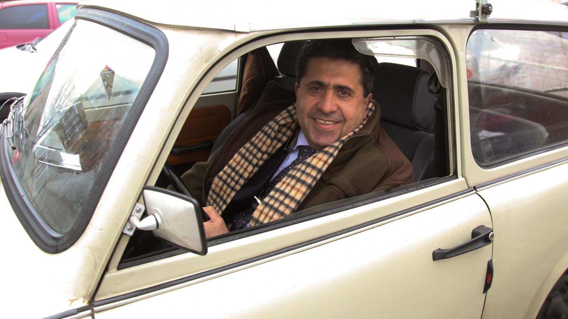 Landarzt Amin Ballouz in seinem Trabbi. Der libanesische Arzt arbeitet als Landarzt in Schwedt in der Uckermark. Landarzt Amin Ballouz in seinem Trabbi. Der libanesische Arzt arbeitet als Landarzt in Schwedt in der Uckermark.