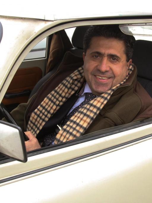 Landarzt Amin Ballouz in seinem Trabbi. Der libanesische Arzt arbeitet als Landarzt in Schwedt in der Uckermark.