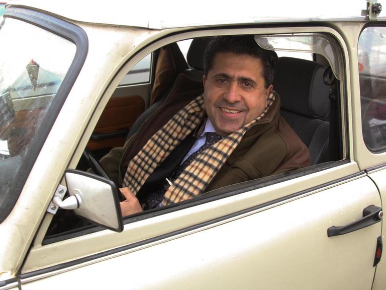 Landarzt Amin Ballouz in seinem Trabbi. Der libanesische Arzt arbeitet als Landarzt in Schwedt in der Uckermark.