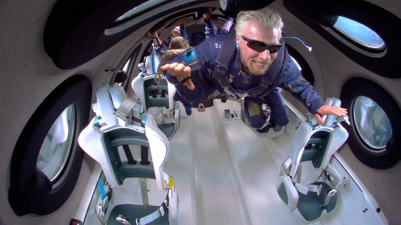 Richard Branson im All an Board seines Spaceshuttles. Richard Branson im All an Board seines Spaceshuttles.