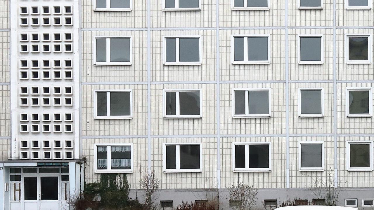 Ein weißer Plattenbau aus der DDR-Zeit Ein weißer Plattenbau aus der DDR-Zeit