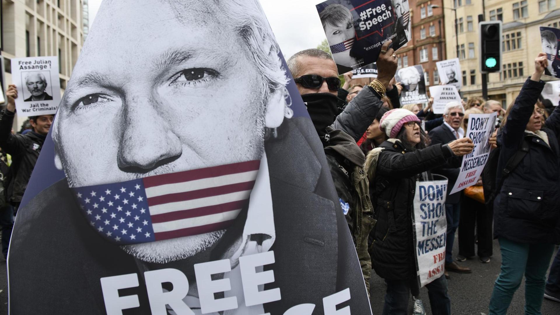 Im Mai 2019 protestierten Unterstützer Assange gegen seine drohende Auslieferung an die USA. Im Mai 2019 protestierten Unterstützer Assange gegen seine drohende Auslieferung an die USA.