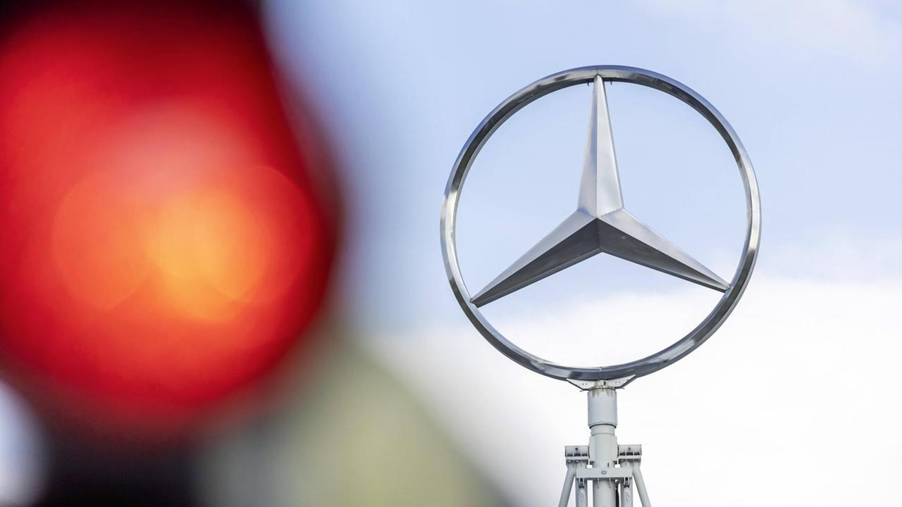 Eine rote Ampel vor einem Mercedes-Werk in Baden-Württemberg im April 2020. Eine rote Ampel vor einem Mercedes-Werk in Baden-Württemberg im April 2020.