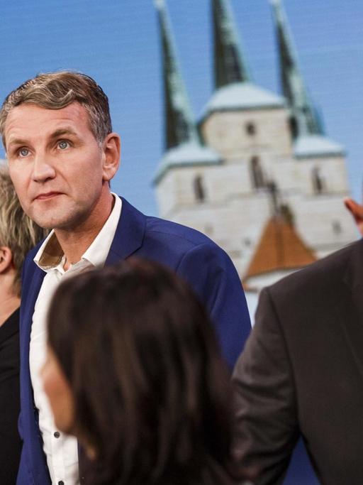  Björn Höcke von der rechten Alternative für Deutschland (AfD) kommt nach der Landtagswahl in Thüringen am 27. Oktober 2019 in Erfurt zu einem Fernsehinterview ins Studio, während weitere Gäste bereits von der Maske abgepinselt werden.