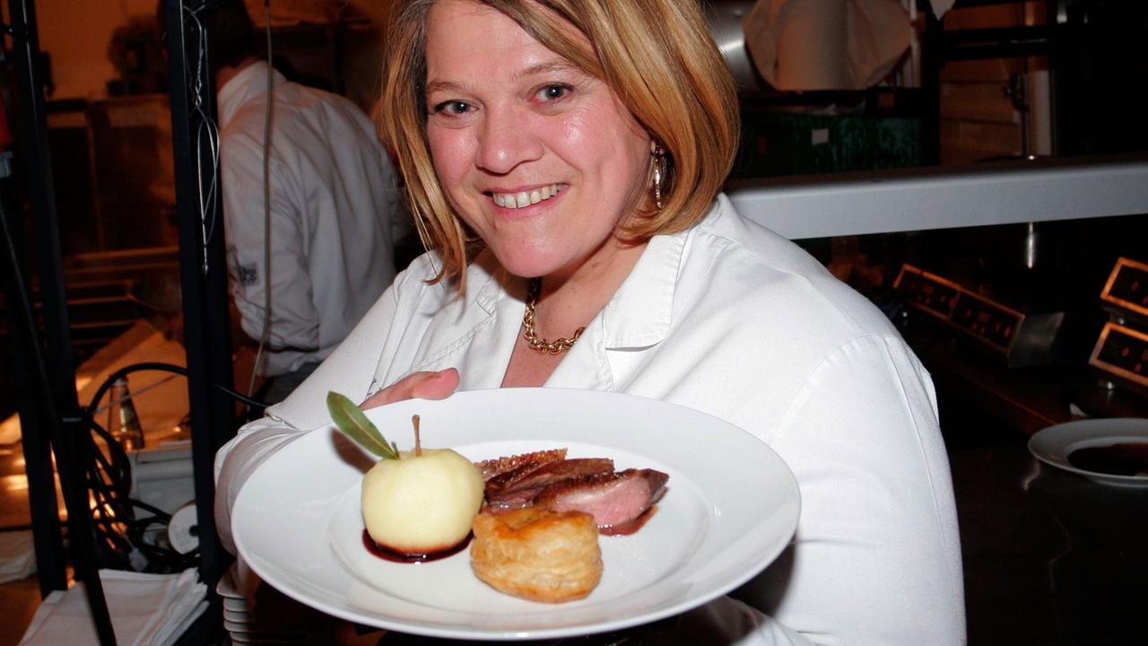 Die Luxemburgische Sterneköchin Lea Linster (ein Michelin-Stern) gewann bisher als einzige Frau den Bocuse d'Or, eine der höchsten Auszeichnungen für Köche. Die Luxemburgische Sterneköchin Lea Linster (ein Michelin-Stern) gewann bisher als einzige Frau den Bocuse d'Or, eine der höchsten Auszeichnungen für Köche.
