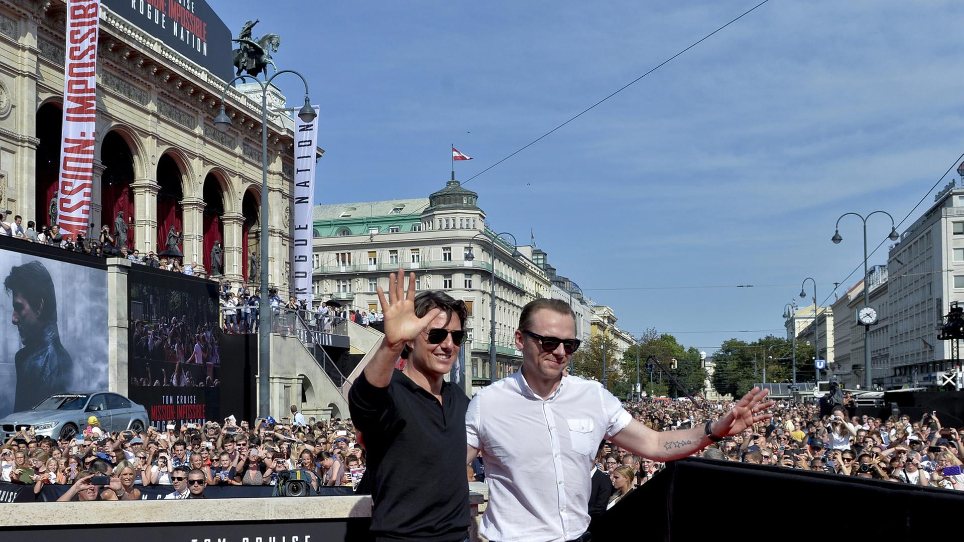Weltpremiere von "Mission: Impossible - Rogue Nation" in Wien - Tom Cruise und Simon Pegg präsentieren sich dem Publikum.