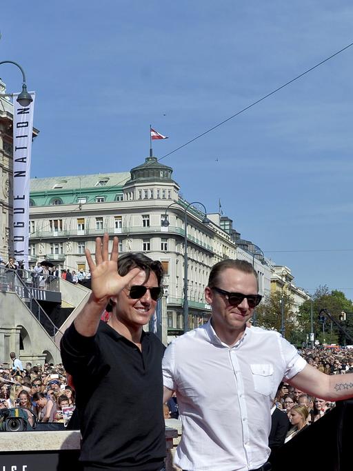 Weltpremiere von "Mission: Impossible - Rogue Nation" in Wien - Tom Cruise und Simon Pegg präsentieren sich dem Publikum.