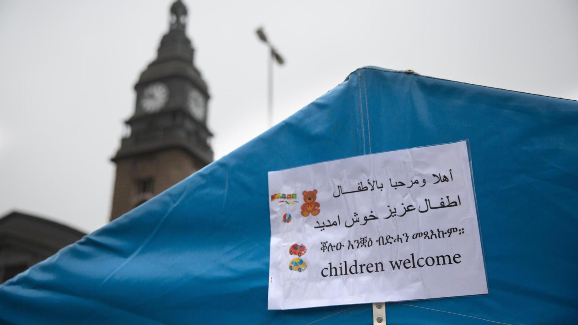 Ein Schild mit der Aufschrift «children welcome» in mehreren Sprachen hängt in Hamburg vor einem Zelt einer mobilen Kita am Hauptbahnhof. Ein Schild mit der Aufschrift «children welcome» in mehreren Sprachen hängt in Hamburg vor einem Zelt einer mobilen Kita am Hauptbahnhof.