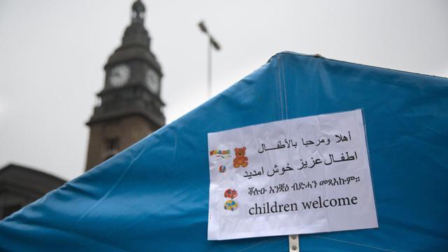 Ein Schild mit der Aufschrift «children welcome» in mehreren Sprachen hängt in Hamburg vor einem Zelt einer mobilen Kita am Hauptbahnhof.